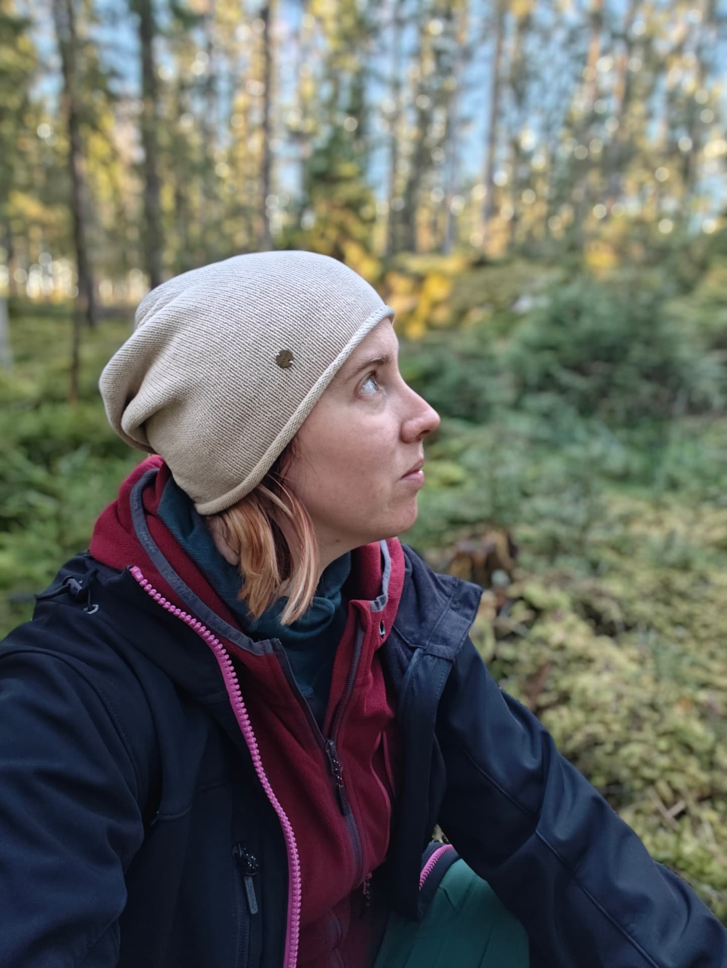 Sara Stensson ute i naturen en tidig morgon